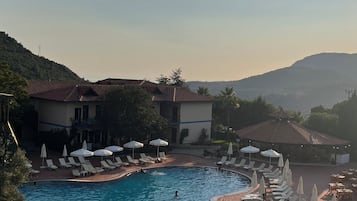 Een binnenzwembad, een seizoensgebonden buitenzwembad