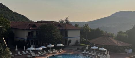 Una piscina techada, una piscina al aire libre de temporada