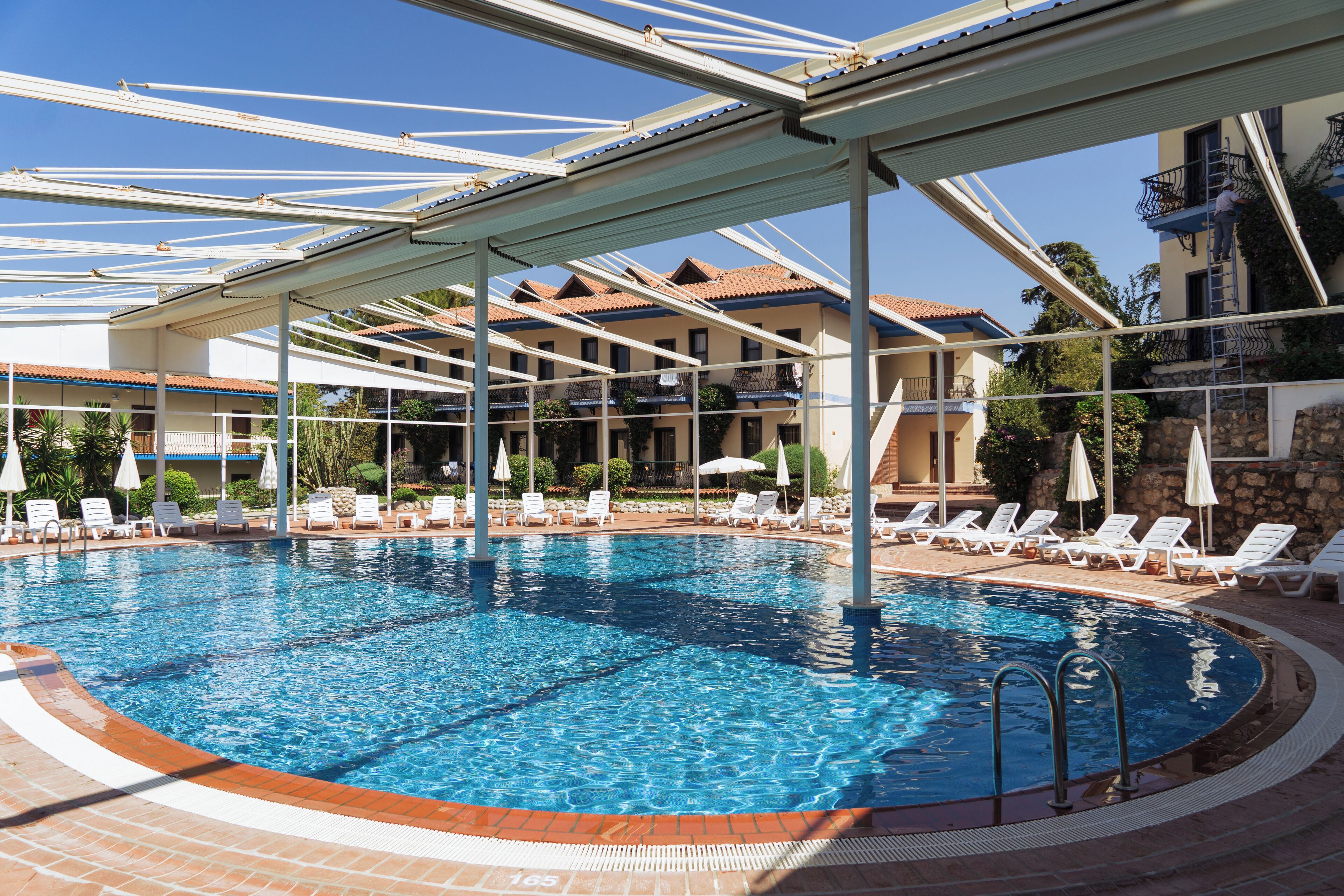 Sisäuima-allas, kauden mukainen ulkouima-allas