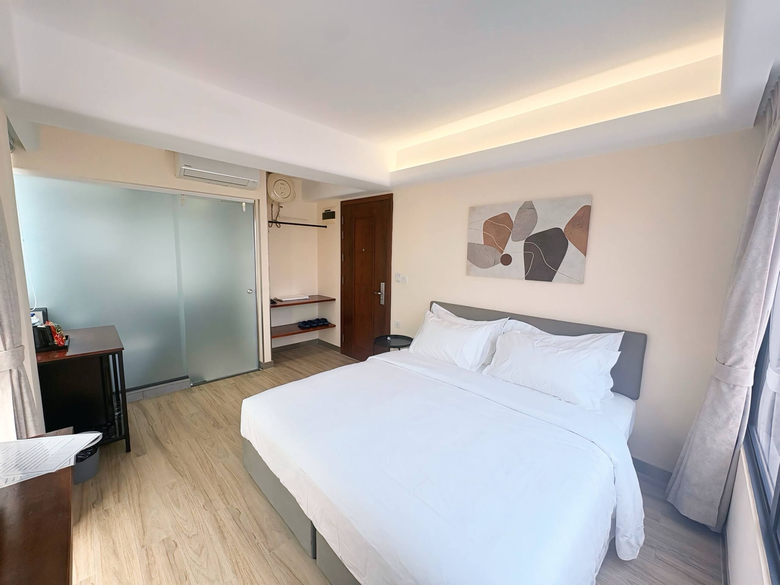 Deluxe tweepersoonskamer, uitzicht op rivier | Een bureau, gratis wifi