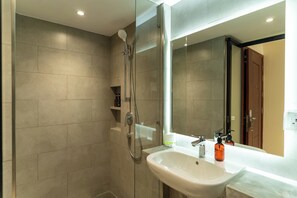 Een douche, een haardroger, handdoeken, zeep