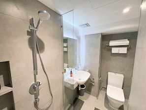 Ducha, secador de pelo, toallas, jabón