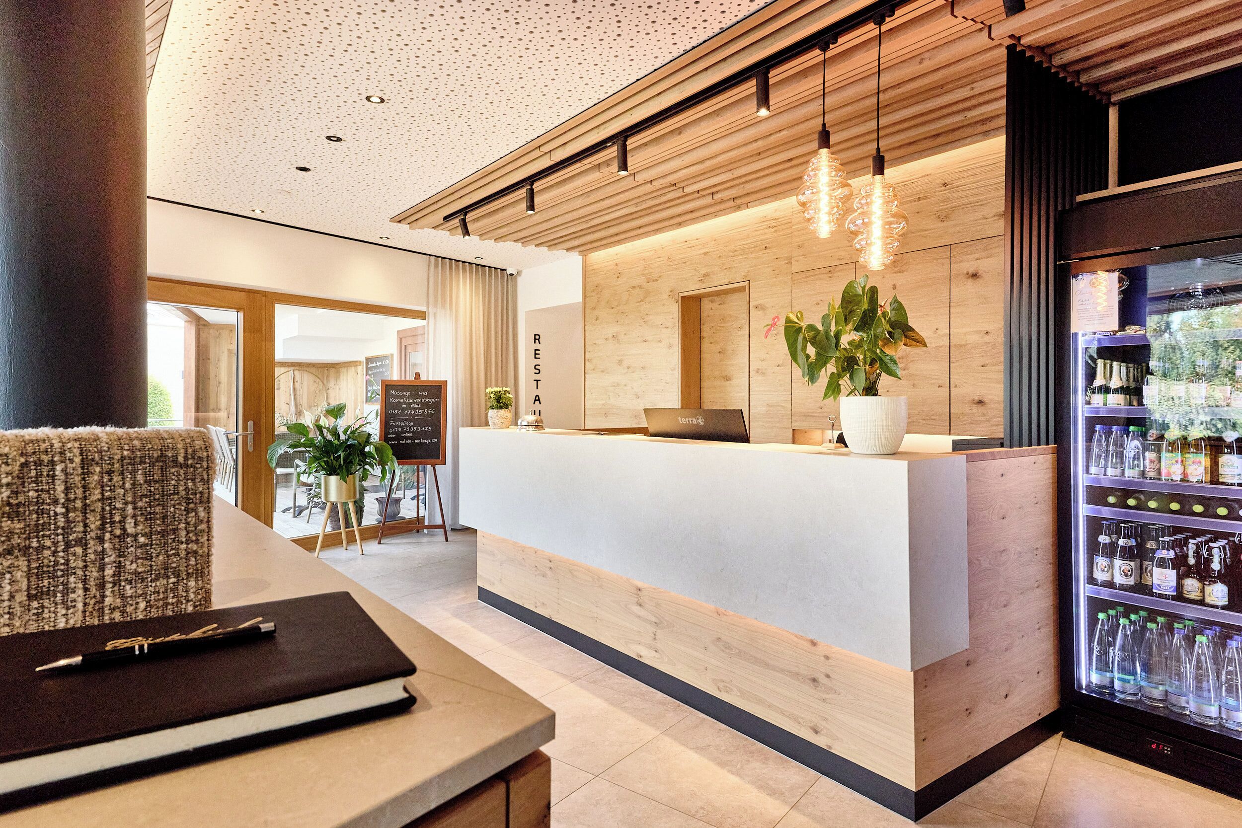 ฝ่ายต้อนรับ