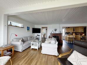 TV - Exclusive Beachfront Villa in Åsa – Sauna, Jacuzzi & Panoramic Sea View | SE02102 (Åsa)