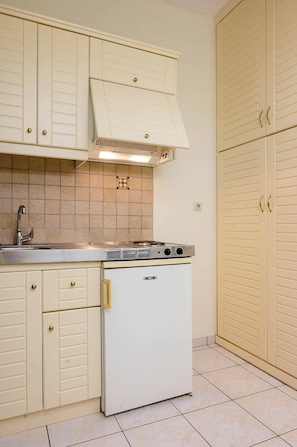 Apartment, Balcony, Garden View | Private kitchen