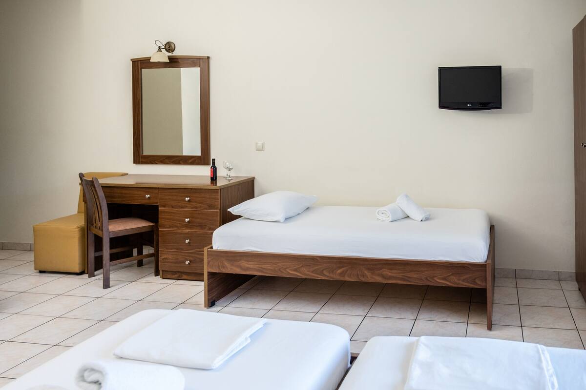 Habitación triple, balcón | Caja fuerte, tabla de planchar con plancha, wifi gratis