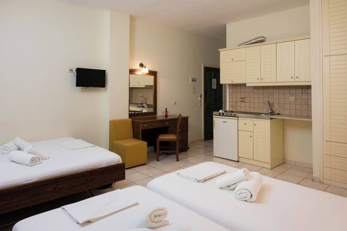 Habitación cuádruple, balcón | Caja fuerte, tabla de planchar con plancha, wifi gratis