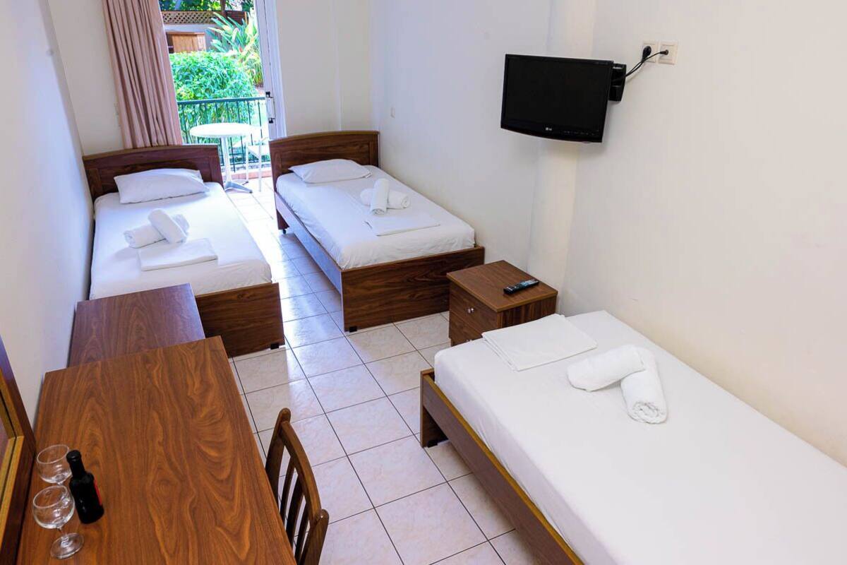 Apartamento, balcón, vistas al jardín | Caja fuerte, tabla de planchar con plancha, wifi gratis