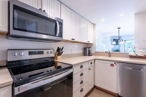 Fridge, microwave, stovetop, dishwasher