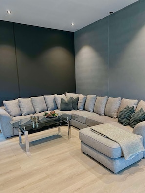 Een televisie en een open haard