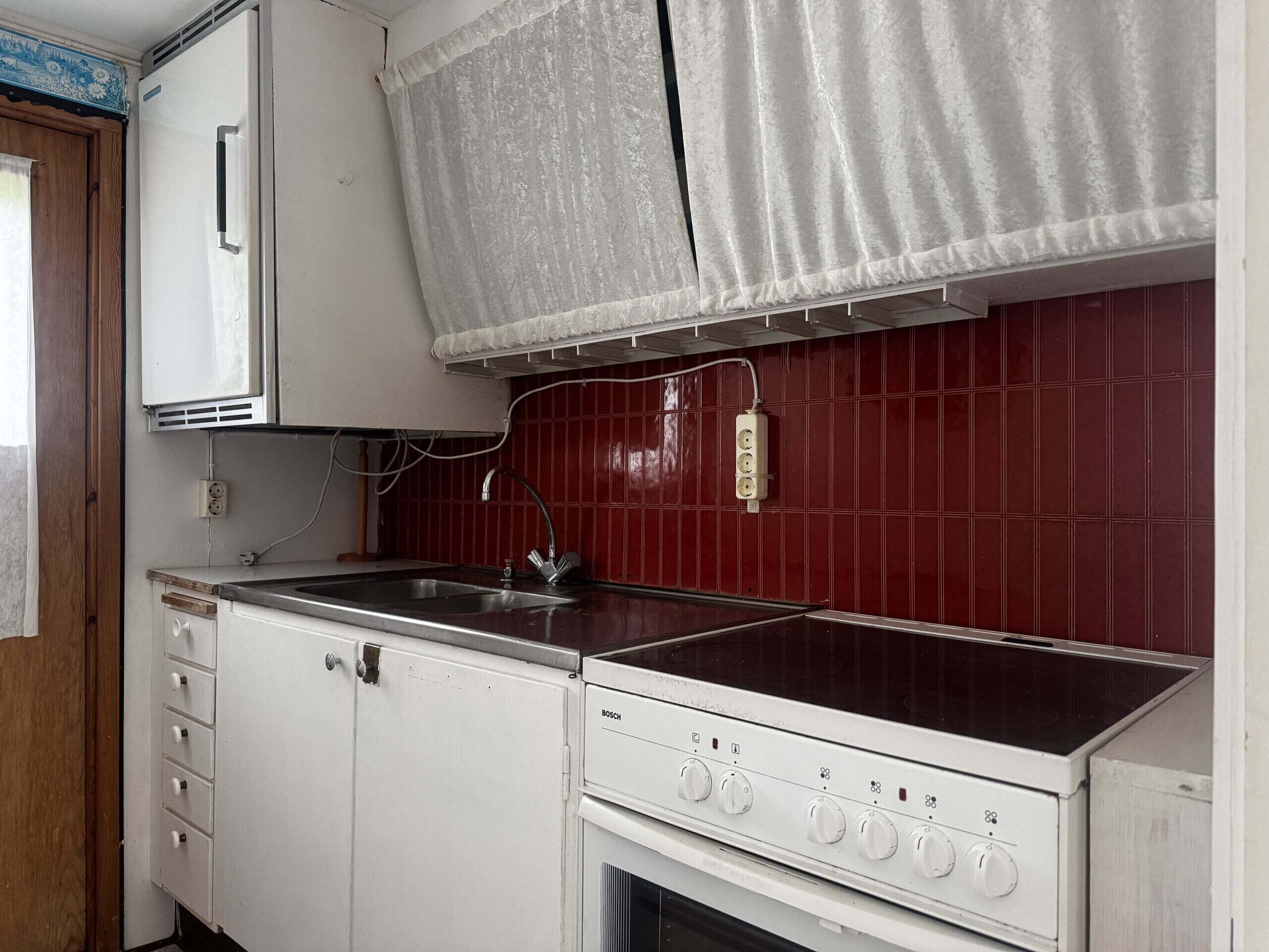 Kylskåp, mikrovågsugn, ugn och kaffe- och tebryggare