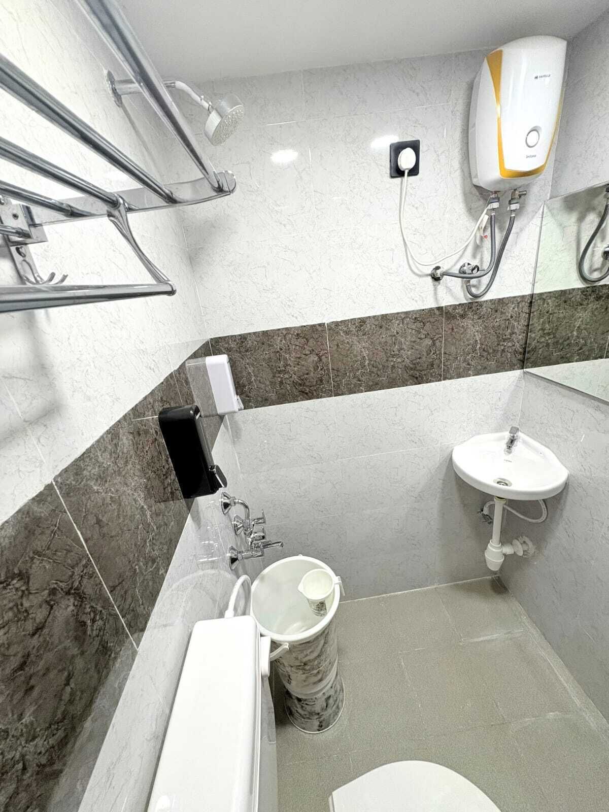 Un baño con bañera, lavabo y ducha.