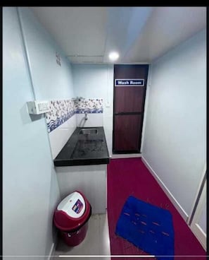 Triple Room | Bathroom | Shower, free toiletries, towels, shampoo