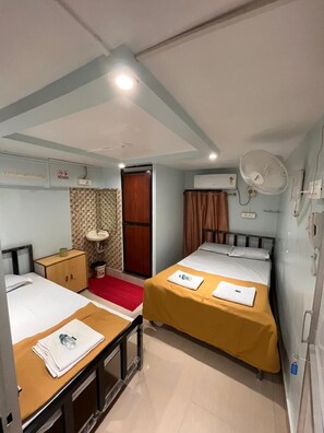 Basic Triple Room | Free WiFi, bed sheets - Mama Lodging and Boarding (Margao)