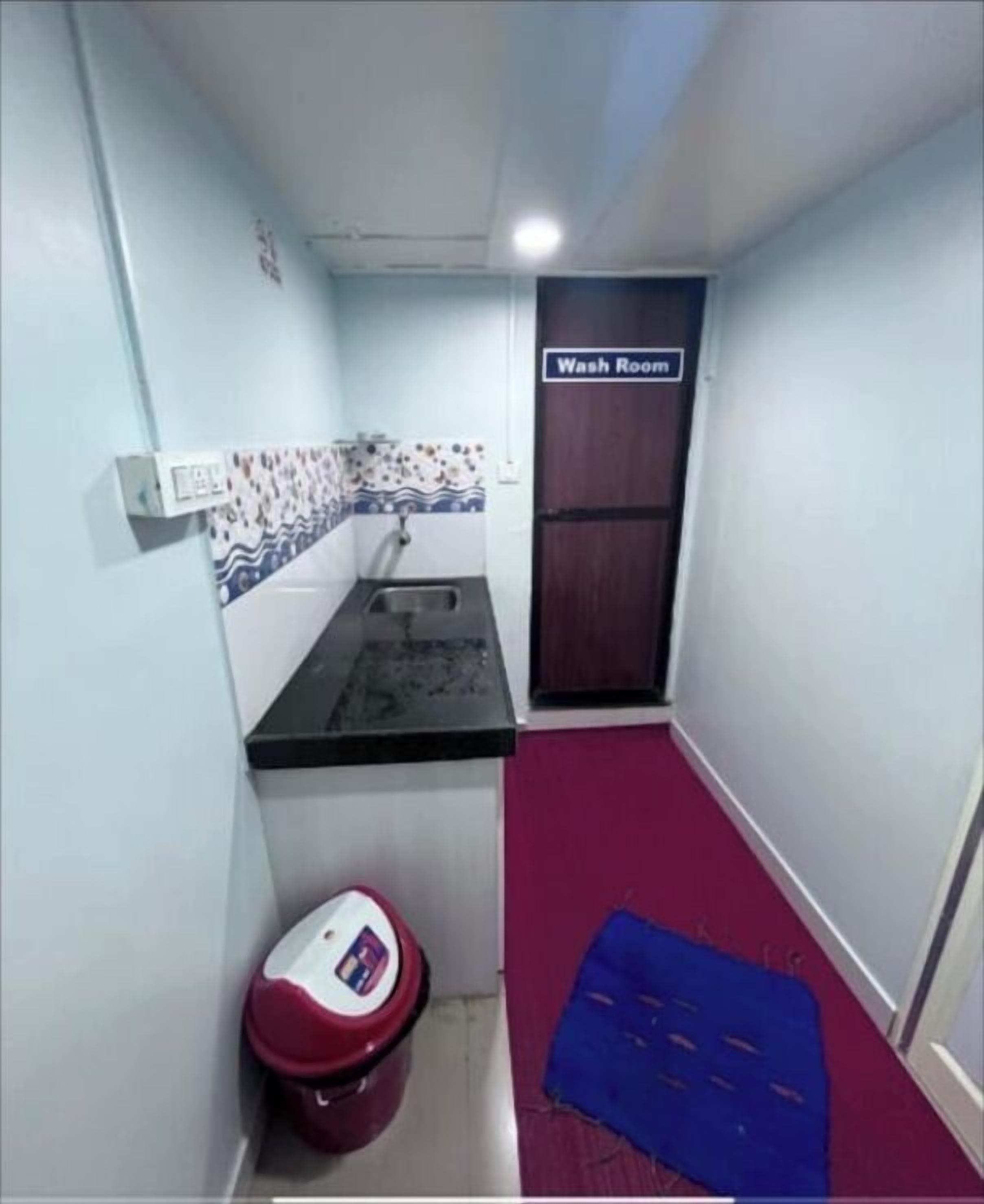 Ducha, artículos de higiene personal gratuitos, toallas y jabón