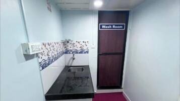 Ducha, artículos de higiene personal gratuitos, toallas y jabón