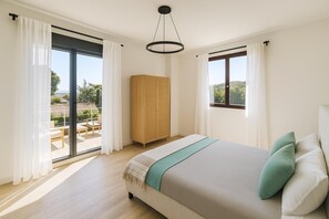 3 makuuhuonetta, tallelokero huoneessa, silitysrauta/-lauta