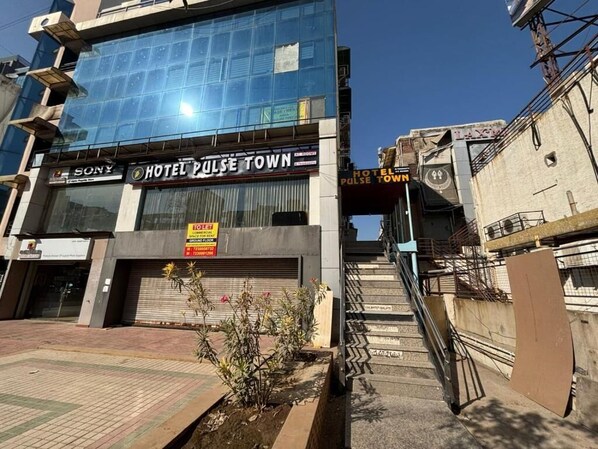 Exterior - Hotel Pulse Town (Ahmedabad)