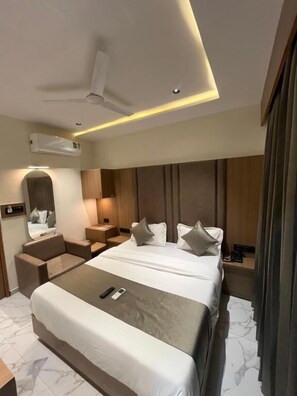 In-room safe, free WiFi - Hotel Pulse Town (Ahmedabad)
