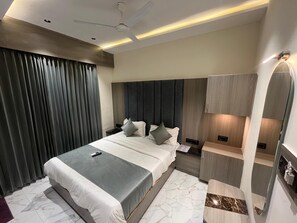Doppelzimmer, Stadtblick | Zimmersafe, kostenloses WLAN
