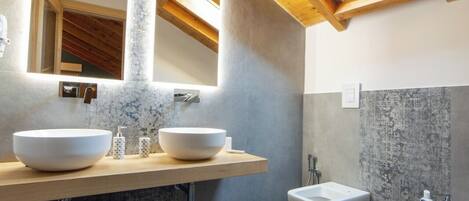 Deluxe Suite, City View | Bathroom