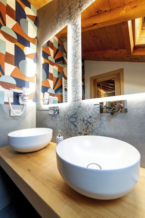 Deluxe Suite, City View | Bathroom