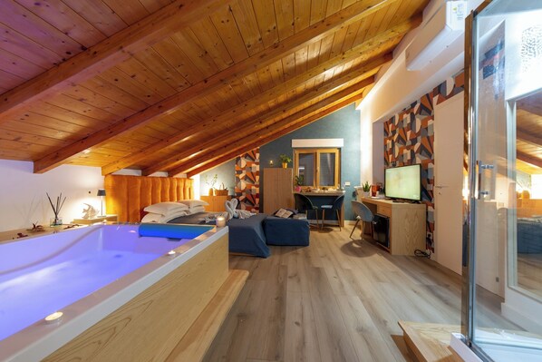 Deluxe Suite, City View | Blackout curtains, soundproofing, iron/ironing board, free WiFi