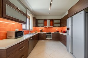 Villa, 3 habitaciones, alberca privada, vista al mar | Cocina privada | Periquera 