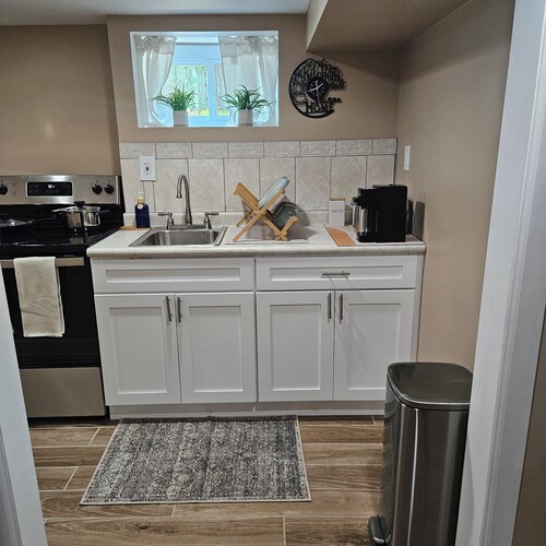 Modern 2BR Basement Suite with Jacuzzi  Access, Full Kitchen & Free Wifi