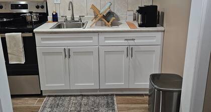 Modern 2BR Basement Suite with Jacuzzi Access, Full Kitchen & Free Wifi
