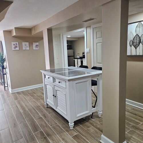 Modern 2BR Basement Suite with Jacuzzi  Access, Full Kitchen & Free Wifi