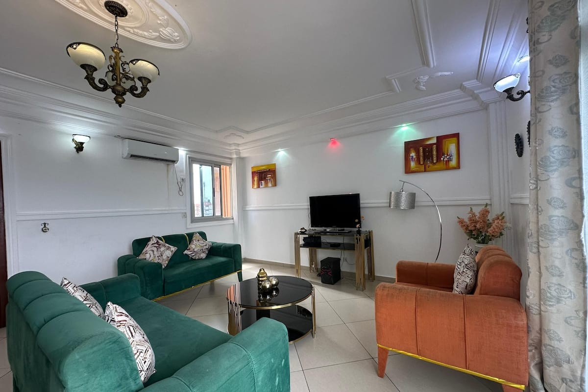 Deluxe Penthouse, City View | Living area