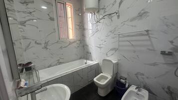 Set di cortesia gratuito, asciugamani, sapone, carta igienica