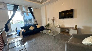 Deluxe Studio | Living area