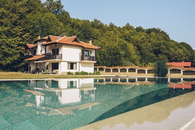 Wildwood Villa - Peaceful Family Villa in the Heart of the Mountains – Sleeps 6+