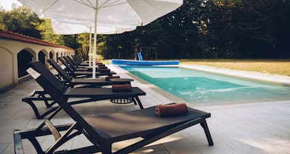 Wildwood Villa - Peaceful Family Villa in the Heart of the Mountains – Sleeps 6+
