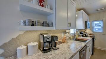 冰箱、微波炉、烤箱、炉灶