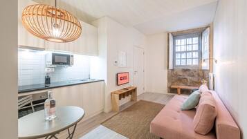 Apartment (GuestReady - Genuine Oporto Apts) | Desk, laptop workspace, free WiFi