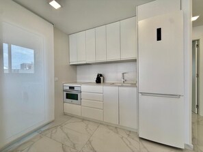 Een koelkast, een oven, een vaatwasser, een koffiezetapparaat/waterkoker