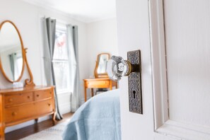Tabla de planchar con plancha, wifi gratis y ropa de cama