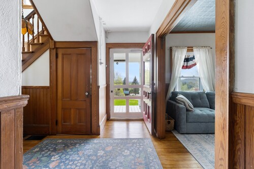 7PH Sunny Farmhouse Retreat, AC, Game Room, Dog Friendly