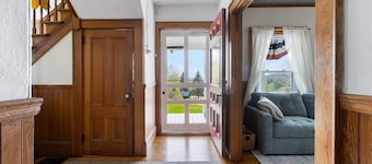 7PH Sunny Farmhouse Retreat, AC, Game Room, Dog Friendly