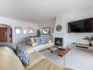 TV, fireplace - Apartment do Ramses with oceanviews (Luz)