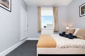 3 bedrooms, iron/ironing board, WiFi, bed sheets