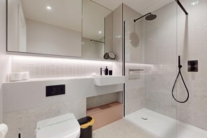 Dusche, Haartrockner, Handtücher, Shampoo