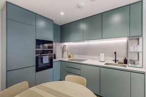 Kühlschrank, Mikrowelle, Ofen, Herdplatte