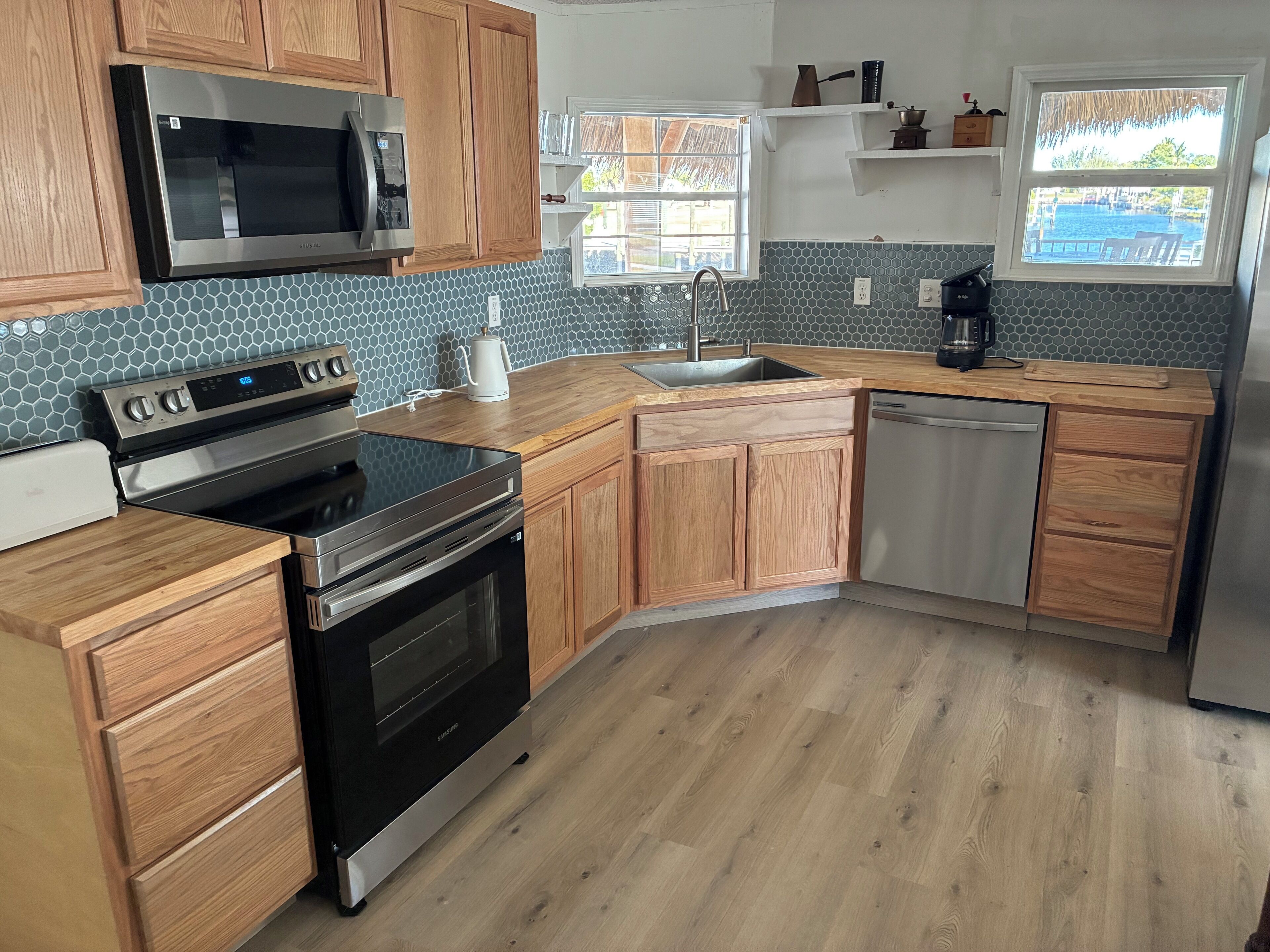 Kjøleskap, mikrobølgeovn, ovn og kokeplater