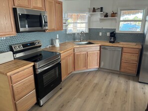 Réfrigérateur, four à micro-ondes, un four, surface de cuisson