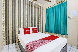 Free WiFi, bed sheets - OYO 92287 Hotel Aji Mantoro (Belik)