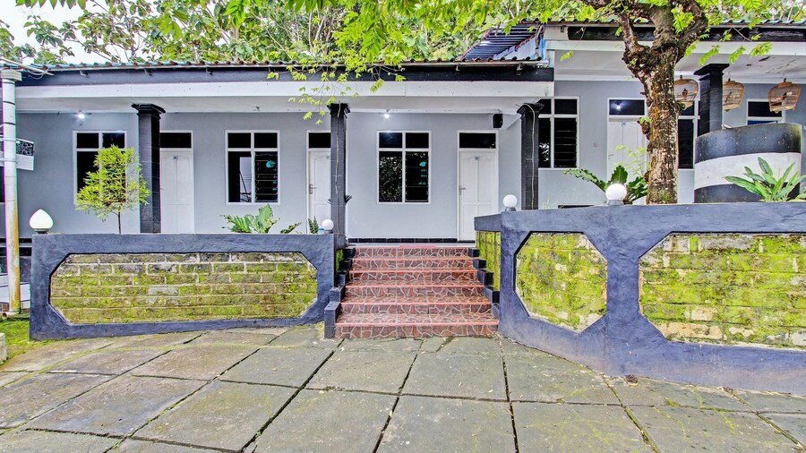 OYO 92287 Hotel Aji Mantoro